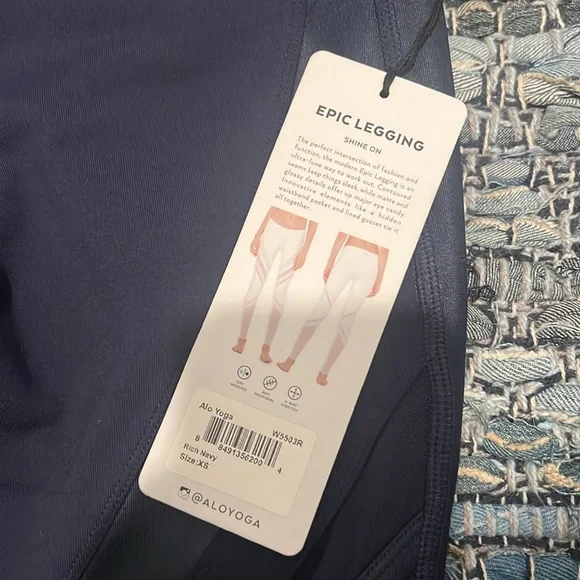 ALO epic legging in rich navy - Picture 4 of 6